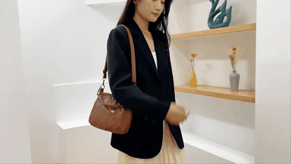 Bolso de mano con diseño arrugado