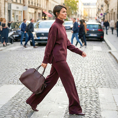 Conjunto de sudadera con cuello alto y cremallera lateral y pantalones.