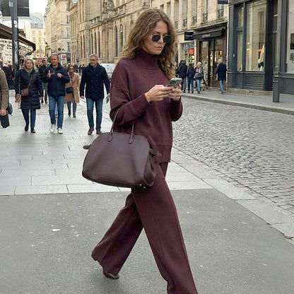 Conjunto de sudadera con cuello alto y cremallera lateral y pantalones.