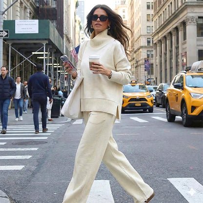 Conjunto de sudadera con cuello alto y cremallera lateral y pantalones.