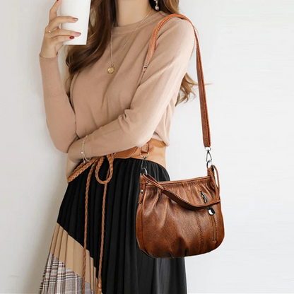 Bolso de mano con diseño arrugado