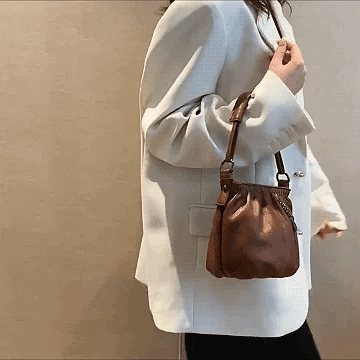 Bolso de mano con diseño arrugado