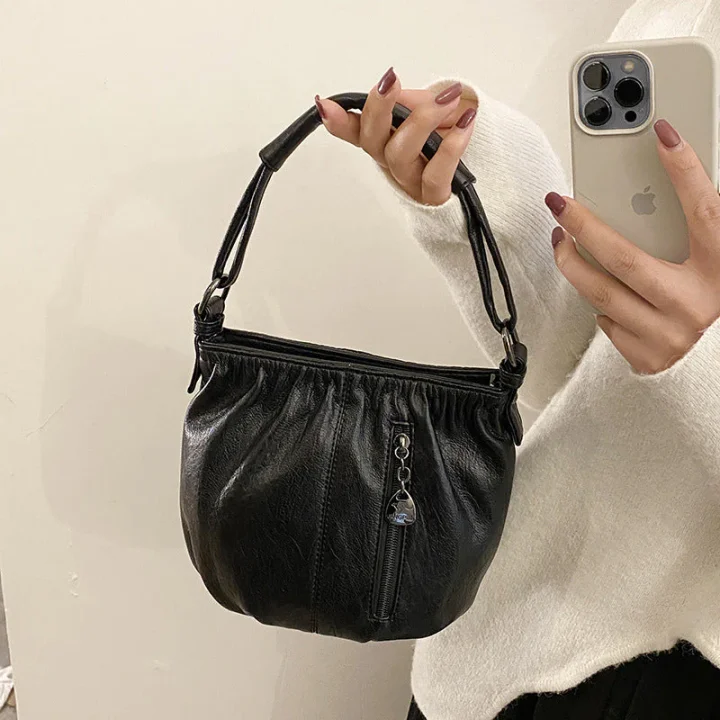 Bolso de mano con diseño arrugado