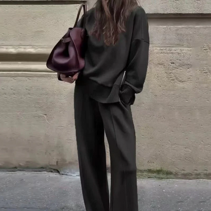 Conjunto de sudadera con cuello alto y cremallera lateral y pantalones.