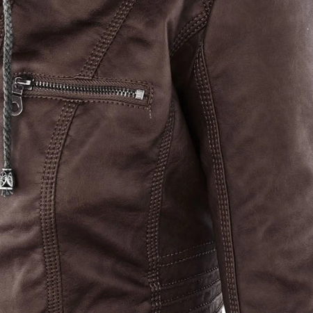 CHAQUETA DE CUERO CON CAPUCHA