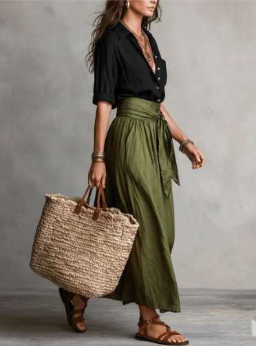 Catalina ™|  Conjunto de dos piezas: camisa negra y falda midi verde oliva