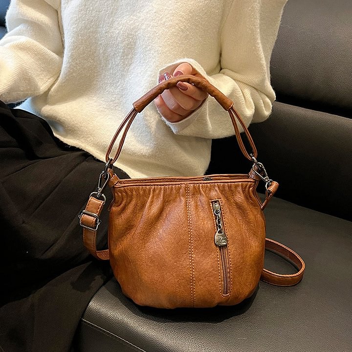 Bolso de mano con diseño arrugado