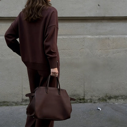 Conjunto de sudadera con cuello alto y cremallera lateral y pantalones.