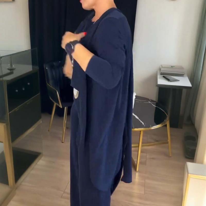 Conjunto de 3 piezas compuesto por rebeca larga, top y pantalón.