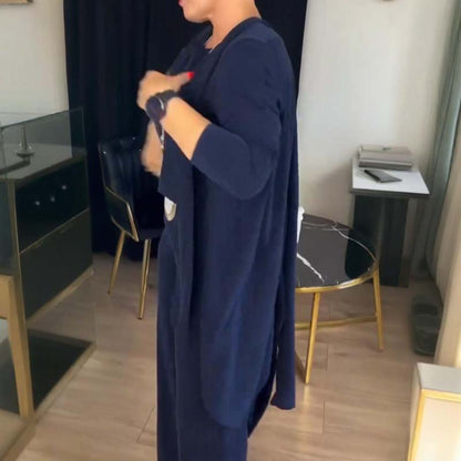 Conjunto de 3 piezas compuesto por rebeca larga, top y pantalón.