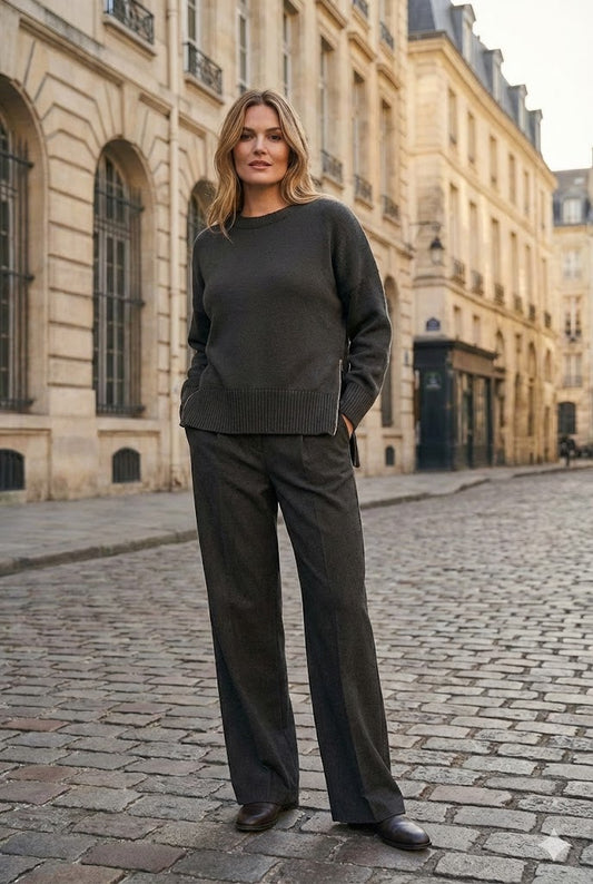 Conjunto de sudadera con cuello alto y cremallera lateral y pantalones. 